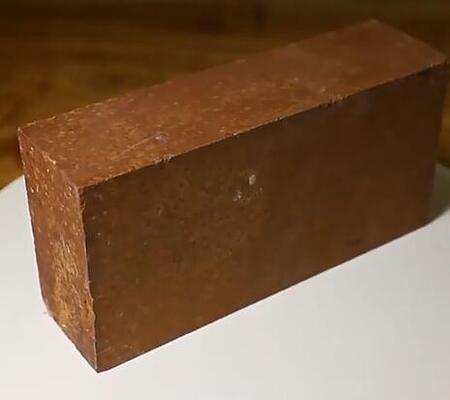 Υψηλής θερμοκρασίας ανθεκτικό τούβλο μαγνησίου Εξαιρετική αντοχή στη λάσπη Σιντερωμένα τούβλα μαγνησίου για επένδυση σιδηρουργικών φούρνων